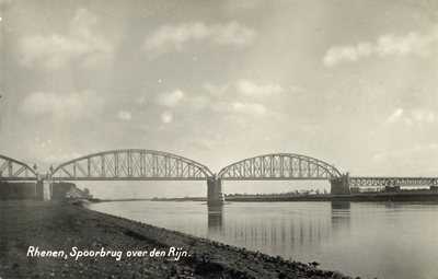 12025 Gezicht op de spoorbrug over de Rijn te Rhenen.